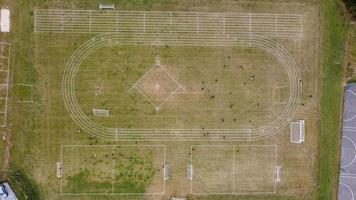 una ripresa aerea e una vista dall'alto del parco giochi di una scuola superiore di ragazzi a Luton, città dell'Inghilterra, autostrade e autostrade britanniche foto