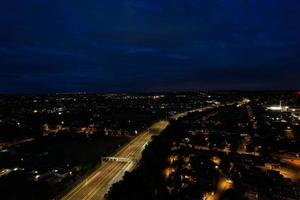 bella vista aerea ad alto angolo delle autostrade britanniche e del traffico nella città di Luton, in Inghilterra, Regno Unito, di notte dopo il tramonto foto