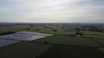 riprese aeree vista dall'alto di energia verde generatori naturali fonti di turbine eoliche e pannelli solari fattorie in Inghilterra, Regno Unito foto