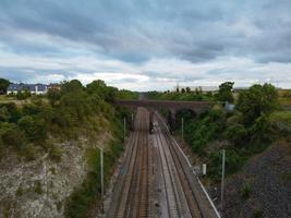 Fotocamera del drone ad alto angolo Vista ad alto angolo dei binari ferroviari allo svincolo autostradale di Luton, Inghilterra, Regno Unito foto