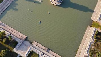 Vista aerea ad alto angolo degli storici mughal hiran minar e del villaggio di sheikhupura pakistan foto