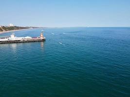 riprese ad alto angolo e vista aerea dell'oceano con barche ad alta velocità, le persone si divertono e si godono il clima più caldo a Bournemouth Beach, di fronte al mare dell'Inghilterra, Regno Unito. foto