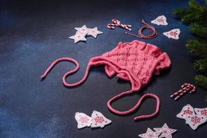 berretto rosa per un bambino. abbigliamento nei primi giorni di vita del bambino foto