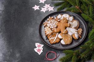 deliziosi biscotti di pan di zenzero con miele, zenzero e cannella foto