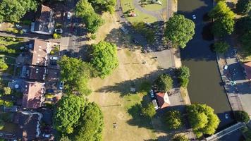 riprese ad alto angolo di vista aerea del parco pubblico locale dell'inghilterra foto