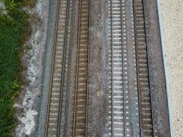 Fotocamera del drone ad alto angolo Vista ad alto angolo dei binari ferroviari allo svincolo autostradale di Luton, Inghilterra, Regno Unito foto