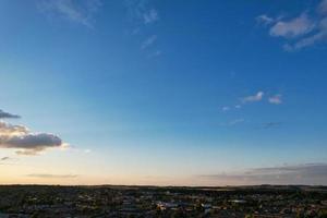 riprese aeree di drone vista dall'alto di londra luton città d'inghilterra gran bretagna foto