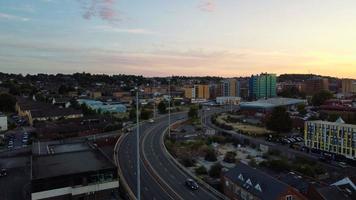 vista aerea ad alto angolo del drone del centro della città di Luton, in Inghilterra, e della stazione ferroviaria foto