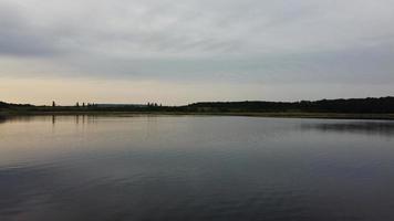 immagine aerea e ad alto angolo simpatici uccelli acquatici nuotano nel lago stewartby dell'inghilterra uk in una bella mattina presto all'alba foto