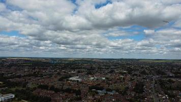 una ripresa aerea e una vista dall'alto del parco giochi di una scuola superiore di ragazzi a Luton, città dell'Inghilterra, autostrade e autostrade britanniche foto