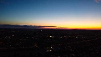 bella veduta aerea notturna della città britannica, riprese del drone ad alto angolo della città di luton, in inghilterra, regno unito foto