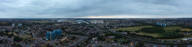 bella veduta aerea notturna della città britannica, riprese del drone ad alto angolo della città di luton, in inghilterra, regno unito foto