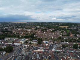 una ripresa aerea e una vista dall'alto della città di Luton, in Inghilterra, su una zona residenziale, seppellire il parco della comunità asiatica di pakistani e kashmir. foto