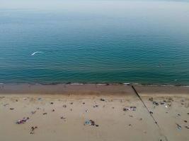 Vista mare ad alto angolo di fronte alla spiaggia con persone a Bournemouth, città dell'Inghilterra, Regno Unito, riprese aeree dell'Oceano Britannico foto