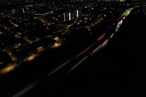 bella vista aerea ad alto angolo delle autostrade britanniche e del traffico nella città di Luton, in Inghilterra, Regno Unito, di notte dopo il tramonto foto