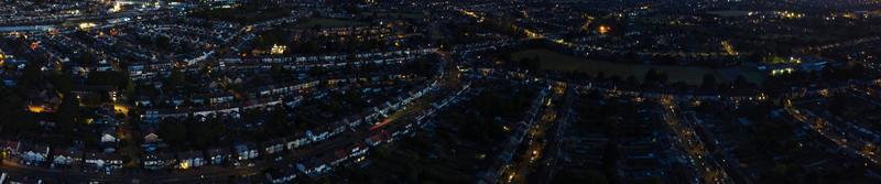 bella veduta aerea notturna della città britannica, riprese del drone ad alto angolo della città di luton, in inghilterra, regno unito foto