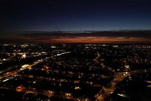 bella vista dall'alto della città di luton, in inghilterra, di notte, filmati del drone dopo il tramonto foto