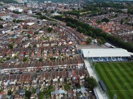 una vista aerea ad alto angolo della città di luton, in Inghilterra, su una zona residenziale della comunità asiatica del pakistani e del kashmir. foto