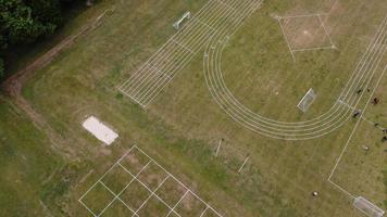 una ripresa aerea e una vista dall'alto del parco giochi di una scuola superiore di ragazzi a Luton, città dell'Inghilterra, autostrade e autostrade britanniche foto