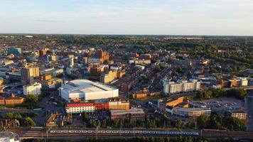 riprese del drone ad alto angolo della stazione ferroviaria centrale di Luton e veduta aerea del centro città, Inghilterra, Regno Unito foto