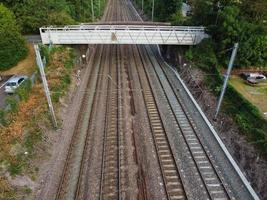 Vista aerea ad alto angolo dei binari del treno alla stazione ferroviaria di Leagrave Luton dell'Inghilterra, Regno Unito foto