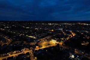 bella vista aerea notturna di strade e case illuminate sulla città di luton in inghilterra, regno unito. riprese ad alto angolo foto