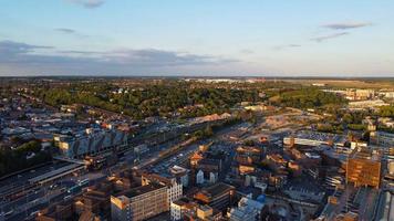 riprese del drone ad alto angolo della stazione ferroviaria centrale di Luton e veduta aerea del centro città, Inghilterra, Regno Unito foto