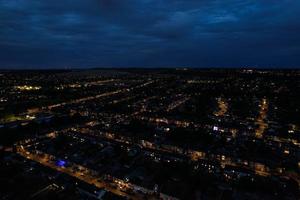 bella vista aerea notturna di strade e case illuminate sulla città di luton in inghilterra, regno unito. riprese ad alto angolo foto