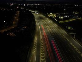 bella vista aerea ad alto angolo delle autostrade britanniche e del traffico nella città di Luton, in Inghilterra, Regno Unito, di notte dopo il tramonto foto