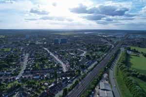 veduta aerea della città di luton in inghilterra e binari ferroviari, complesso residenziale foto