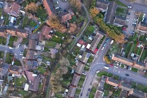 splendida vista aerea della città di luton dell'inghilterra regno unito all'ora del tramonto, riprese ad alto angolo di nuvole colorate riprese da drone foto