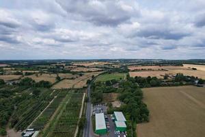 Splendida vista ad alto angolo del villaggio britannico e della campagna dell'Inghilterra, Regno Unito foto