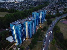 riprese ad alto angolo di vista aerea della città di luton in inghilterra di notte foto