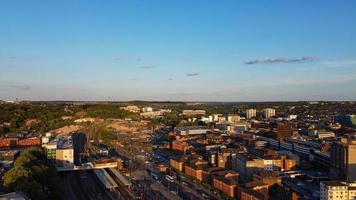 riprese del drone ad alto angolo della stazione ferroviaria centrale di Luton e veduta aerea del centro città, Inghilterra, Regno Unito foto