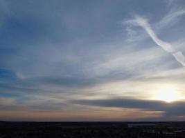 bel cielo con nuvole colorate, riprese ad alto angolo del drone sopra la città dell'inghilterra, regno unito foto