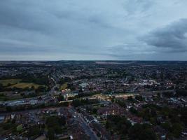 bella veduta aerea notturna della città britannica, riprese del drone ad alto angolo della città di luton, in inghilterra, regno unito foto