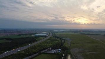 filmati di vista aerea ad alto angolo sopra la turbina eolica del mulino a vento al lago stewartby d'Inghilterra all'alba foto