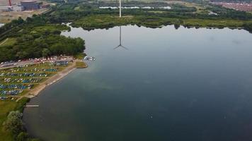 filmati di vista aerea ad alto angolo sopra la turbina eolica del mulino a vento al lago stewartby d'Inghilterra all'alba foto