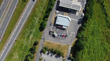 Vista aerea ad alto angolo delle strade britanniche e del traffico che passa attraverso la campagna dell'Inghilterra, Regno Unito foto