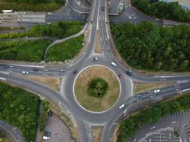 Vista aerea ad alto angolo delle strade britanniche e delle autostrade ad alta velocità a Luton, città dell'Inghilterra, Regno Unito foto