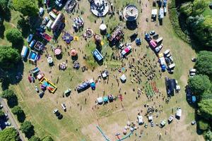 riprese aeree di drone vista dall'alto di londra luton città d'inghilterra con edifici foto