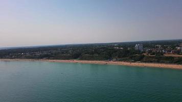 Vista mare ad alto angolo di fronte alla spiaggia con persone a Bournemouth, città dell'Inghilterra, Regno Unito, riprese aeree dell'Oceano Britannico foto