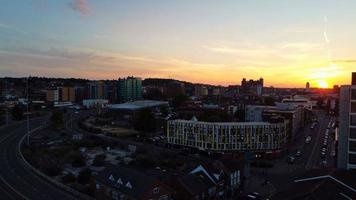 vista aerea ad alto angolo del drone del centro della città di Luton, in Inghilterra, e della stazione ferroviaria foto