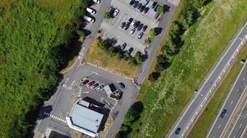 Vista aerea ad alto angolo delle strade britanniche e del traffico che passa attraverso la campagna dell'Inghilterra, Regno Unito foto