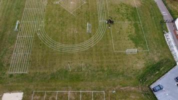 una ripresa aerea e una vista dall'alto del parco giochi di una scuola superiore di ragazzi a Luton, città dell'Inghilterra, autostrade e autostrade britanniche foto