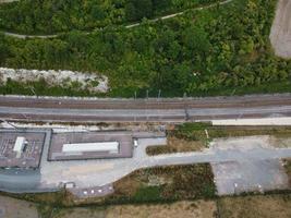 Fotocamera del drone ad alto angolo Vista ad alto angolo dei binari ferroviari allo svincolo autostradale di Luton, Inghilterra, Regno Unito foto