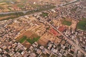 vista ad alto angolo della città di gujranwala e delle case residenziali all'antenna congestionata del punjab pakistan foto