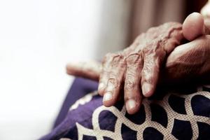 stretta di mano di una persona anziana foto