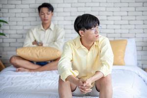 le coppie gay asiatiche stanno litigando, arrabbiate o tristi sul letto di casa, concetto lgbtq. foto