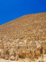 blocchi di pietra calcarea della piramide di giza al cairo foto